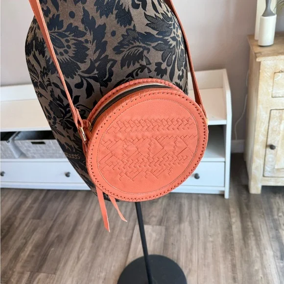 CLEOBELLA OBRAND CLEATHER CANTEEN STYLE SHOULDER BAG WITH WOVEN DETAILS - Picture 10 of 11